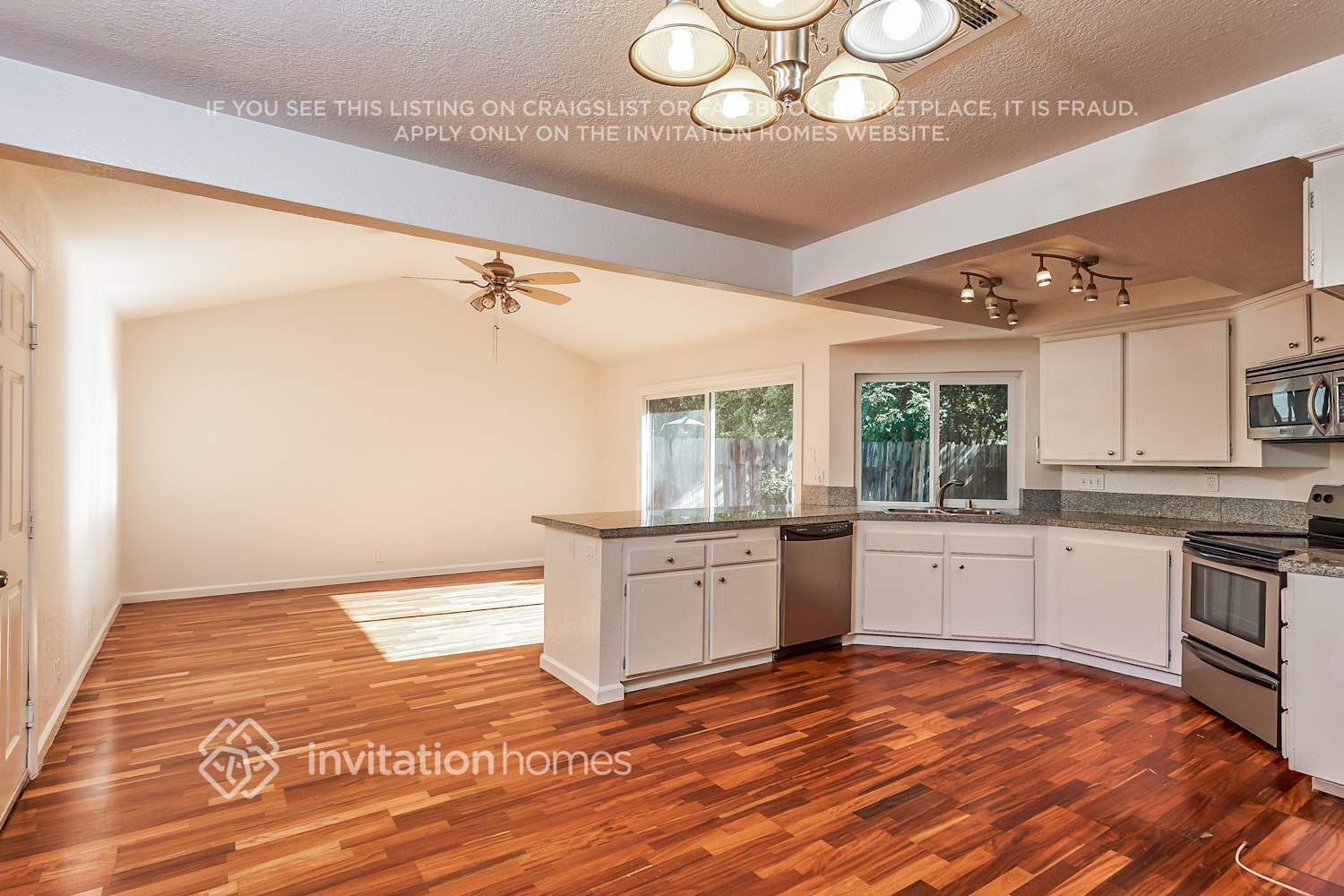 Building Photo - 413 Royal Oaks Dr