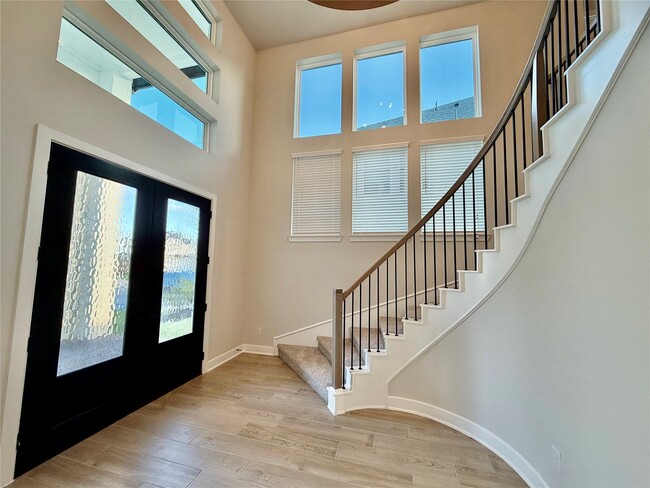 Building Photo - 1111 Luna Dr