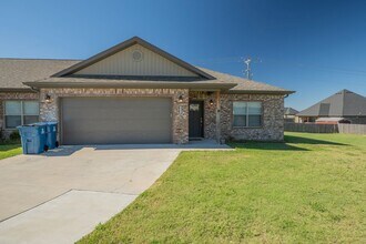 Building Photo - 3-bedroom, 2-bathroom home located in the beautiful Pea Ridge, A