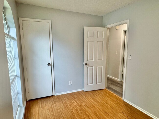 Building Photo - Charming 3-bedroom waiting to be yours !!