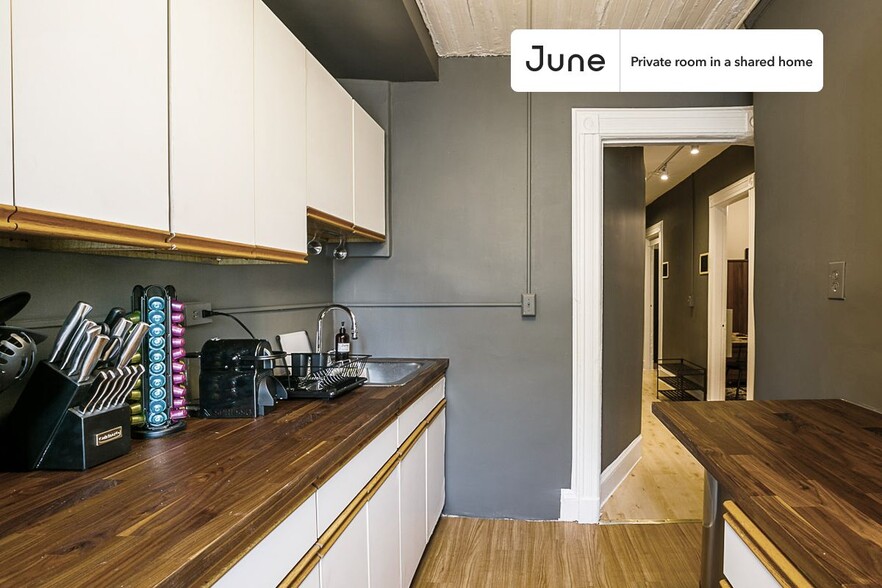 Building Photo - Room in Shared 5 bed/1 bath home in Hell's Kitchen