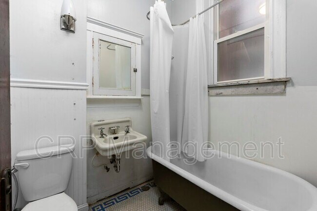 Building Photo - 3404 Hartford St