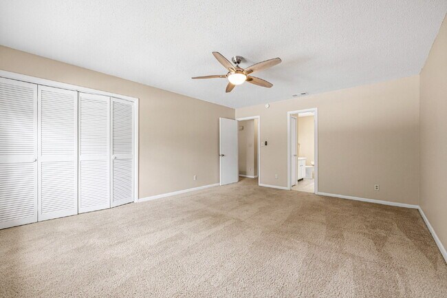 Building Photo - GREAT LOCATION 2BED 2BATH! FENCED IN YARD!