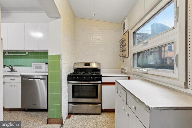 Building Photo - 868 N 27th St