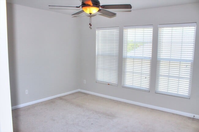 Building Photo - Great End Unit Townhome- Located in Mid-to...