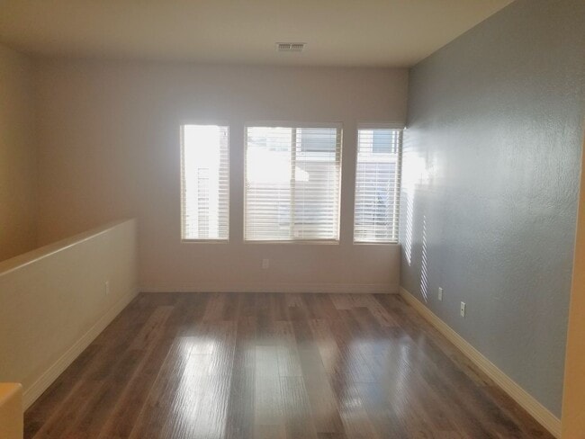 Building Photo - Beautiful, Pet Friendly, Multi-level, 2110 sqft, Luxury Townhouse w/A/C! 3 Bed, 2.5 Bath, + Loft ...