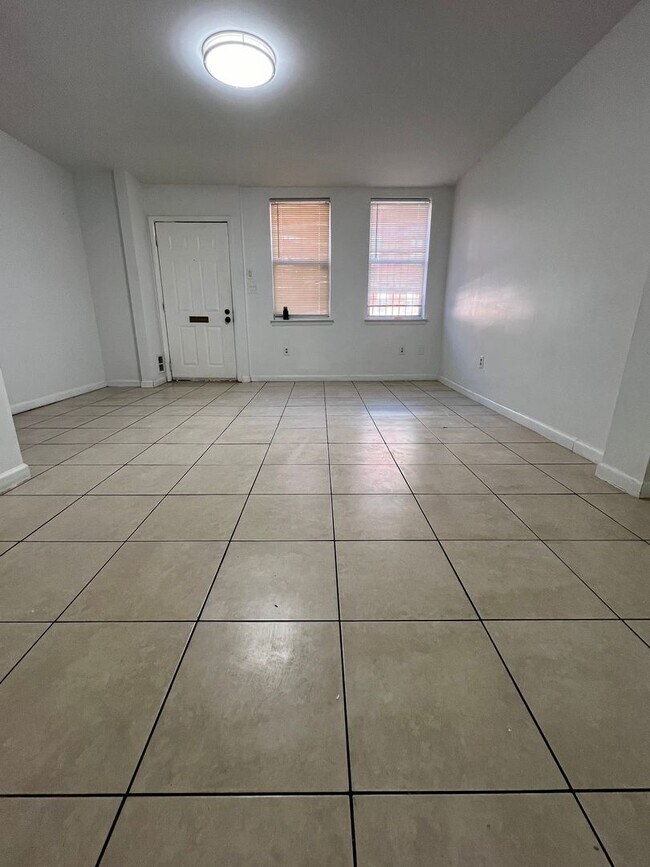 Building Photo - Stunning 4-Bedroom Townhome with Parking Spot Near Temple University! Available August 2026!