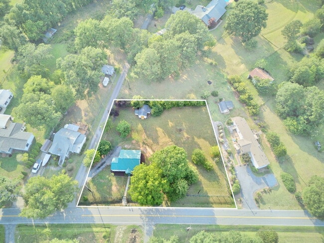 Building Photo - 611 Holston Creek Church Rd