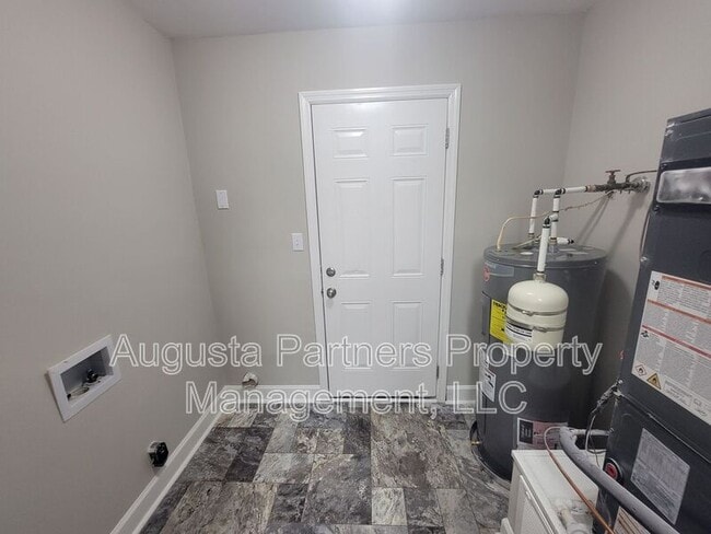Building Photo - 1546 Hamilton Dr