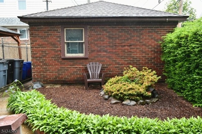 Building Photo - 139 Ray St
