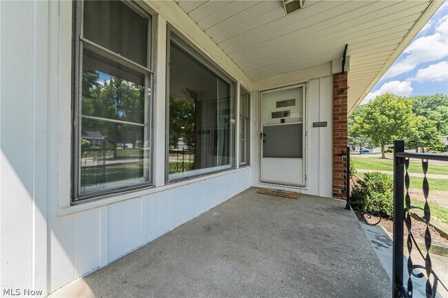 Building Photo - 24111 Edgehill Dr