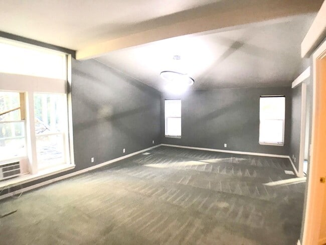 Building Photo - Jemez Mountains 3 bedroom with an open layout and large living areas and kitchen.