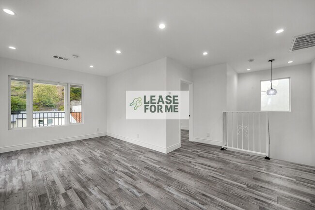 Building Photo - 9848 Portola Dr