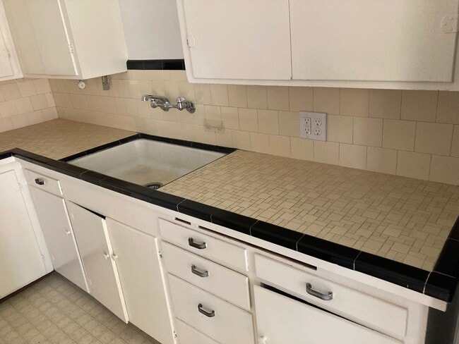 Building Photo - A great connection make all the difference!