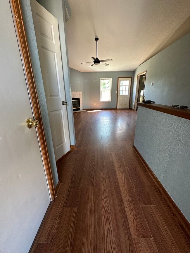 Building Photo - Spacious 5 Bedroom 3 Bath Home