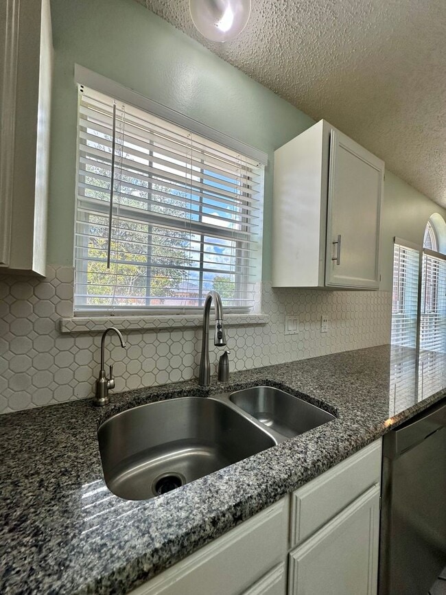 Building Photo - Move in Ready... Charming Home In The Bluf...