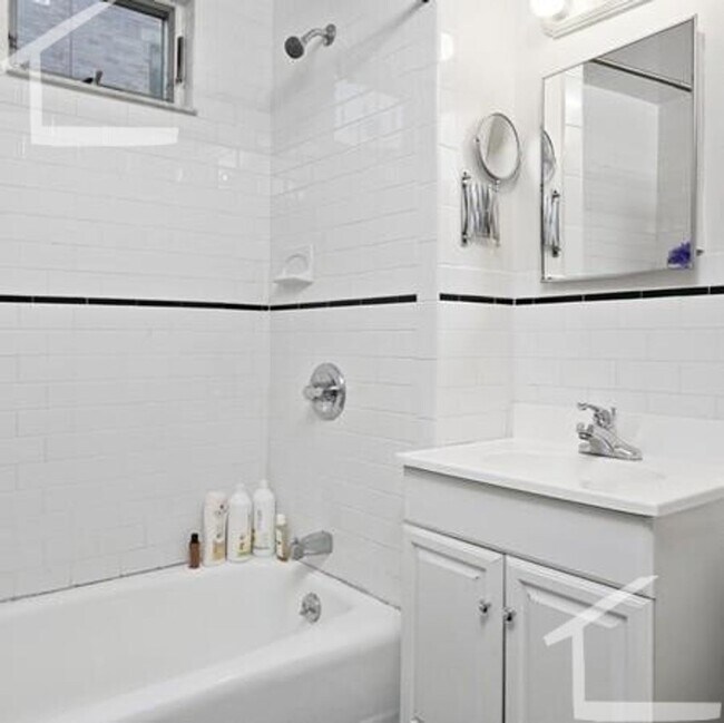 Building Photo - Spacious Davis Sq. House w Laundry in Unit...