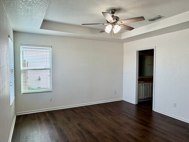 Building Photo - 3/2 GREAT location