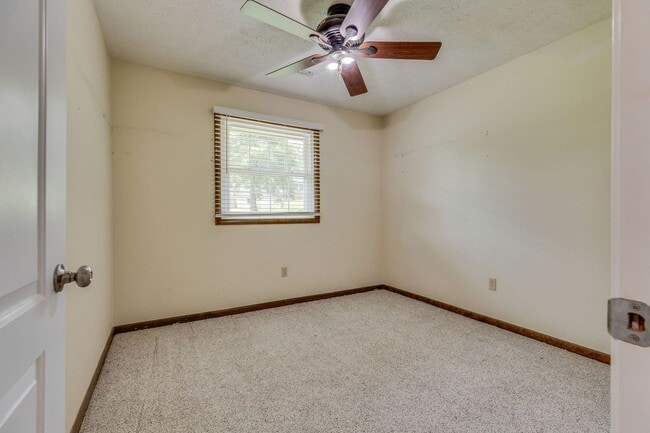 Building Photo - 3 Bed/1.5 Bath in Colonial Heights