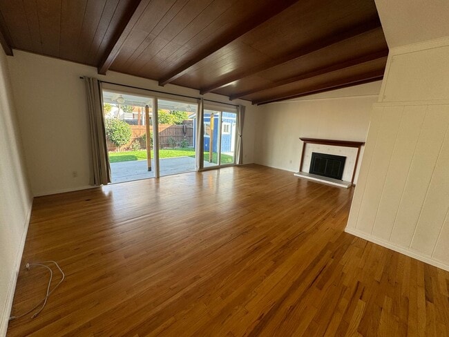 Building Photo - 3 Bedroom Single Level Home in Foothills o...