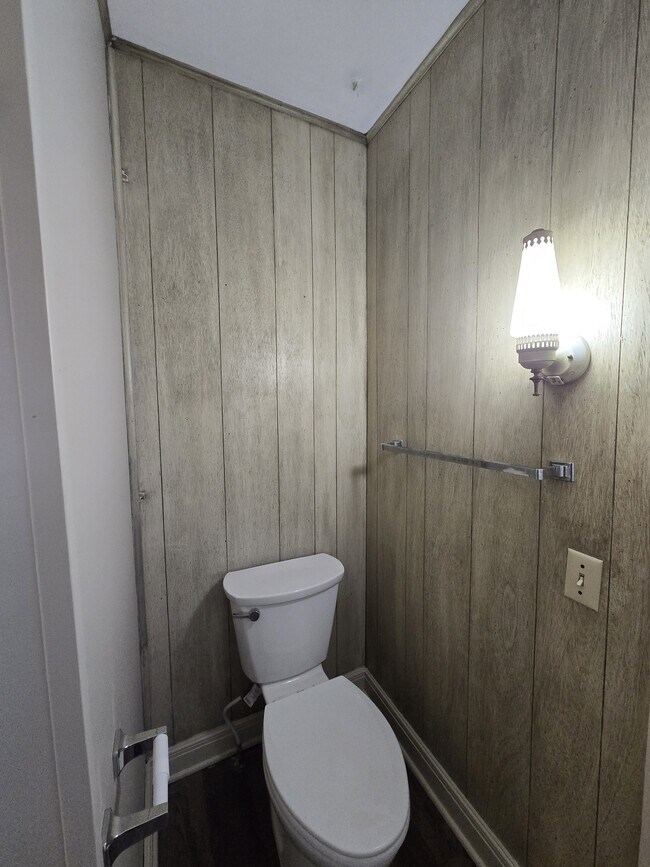 Building Photo - 517 S Vine St