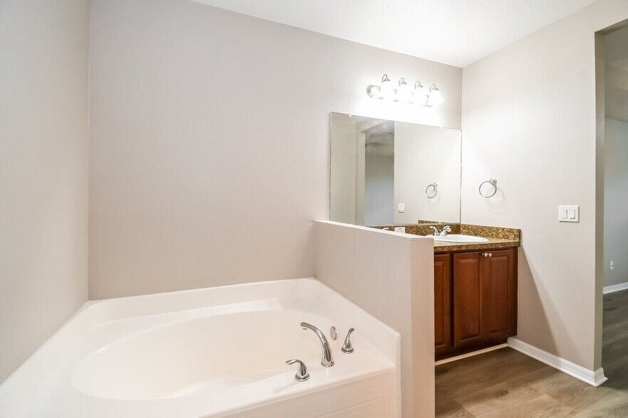 Building Photo - 5120 Magnolia Valley Dr