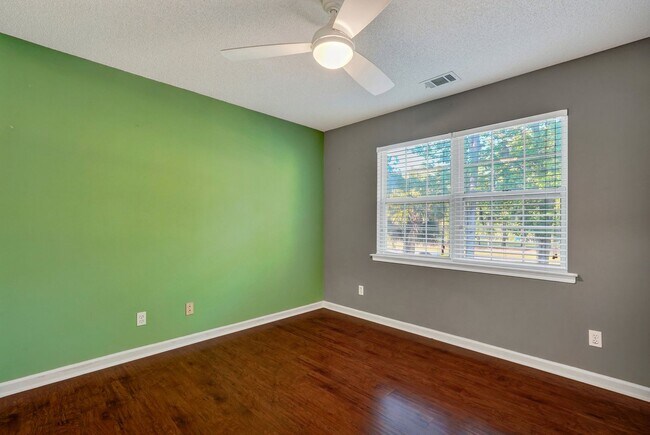 Building Photo - Richmond Hill Beauty: 4-Bedroom Home with Stunning Lagoon Views!