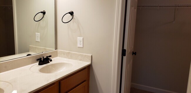 Building Photo - 516 Amberdale Cir W