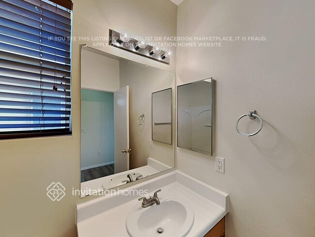 Building Photo - 1514 S Roadrunner Dr