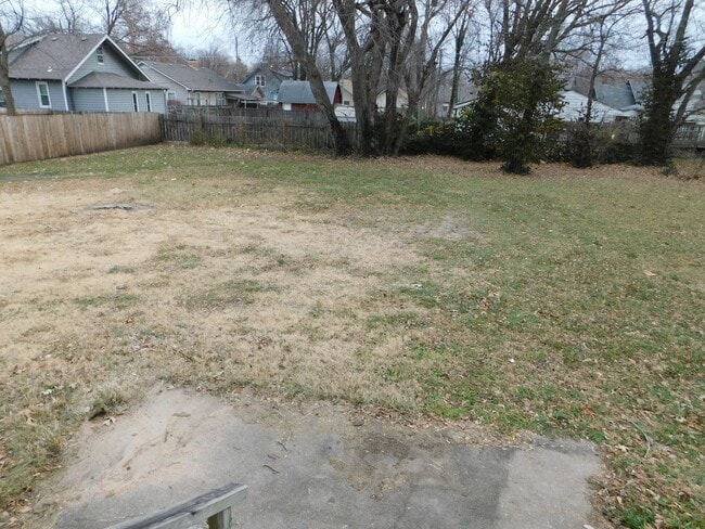 Building Photo - 2 bedroom/1 bath house located on a large ...