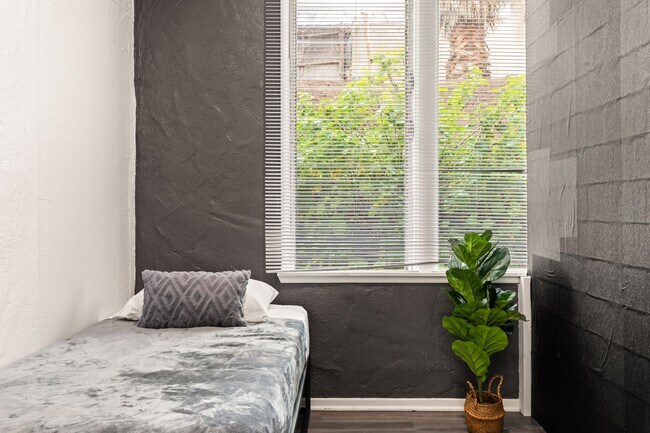 Building Photo - 832 Hilgard Ave