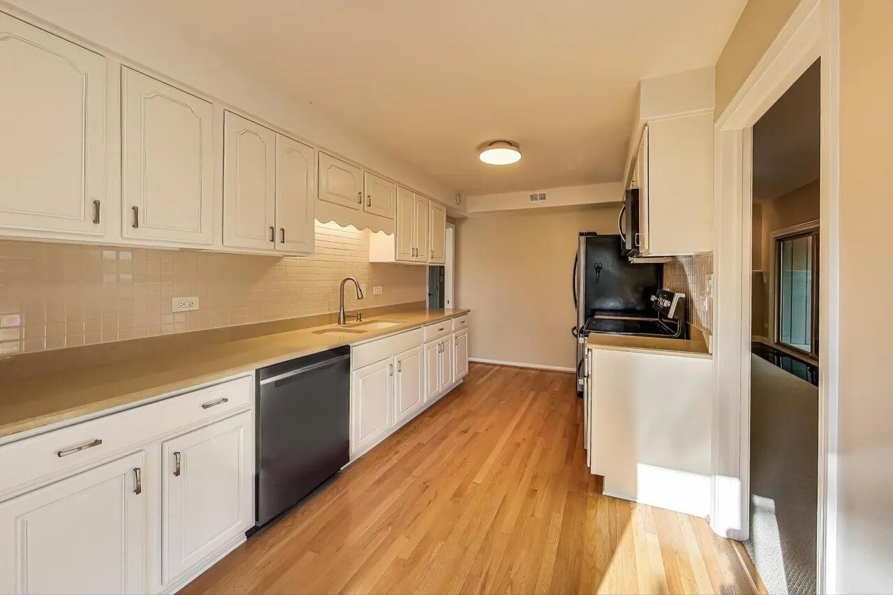 Kitchen - 25 Shoreline Rd