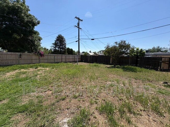 Building Photo - 495 N Perry Ave