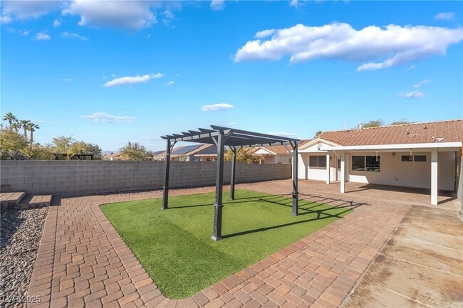 Building Photo - 325 Waterwheel Falls Dr