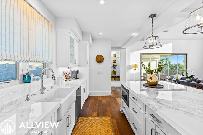Building Photo - Gorgeous 3 bed 3.5 bathroom home available...