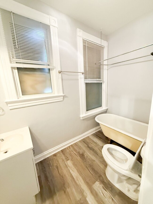 Building Photo - Spacious 3 bedroom 1 bathroom home!!