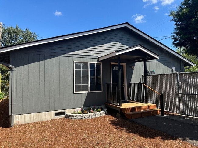 Building Photo - Beautifully updated 3 bedroom, 1 bath house in Eugene!