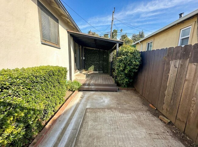 Building Photo - Charming 3-Bedroom Home in Hayward Hills