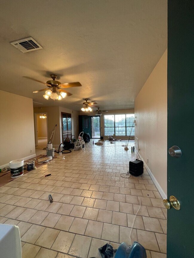 Building Photo - NEW ON MARKET