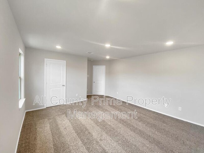 Building Photo - 807 Commanche Rd