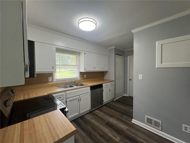 Building Photo - 1128 Lanier Dr