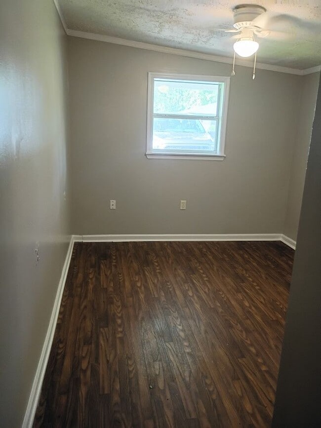 Building Photo - MOVE IN READY