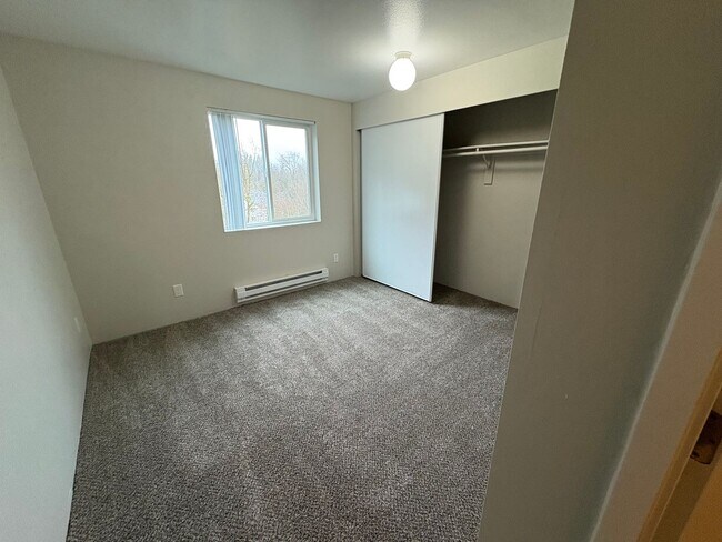 Building Photo - Don't Miss Out On This Deal! 2 Bed 2 Bath ...