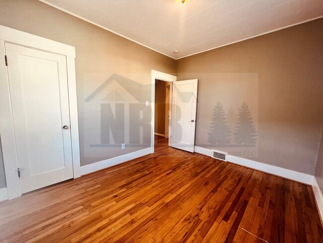 Building Photo - Adorable and well maintained North Tacoma ...