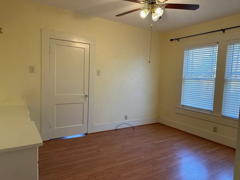Second bedroom - 521 E Charnwood St