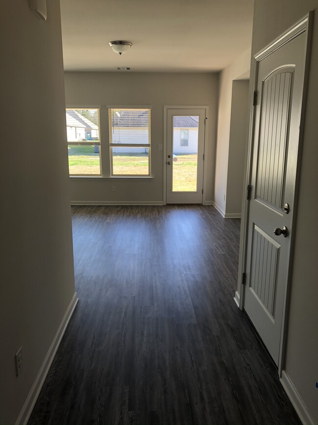 Building Photo - 28464 Longfellow Ln