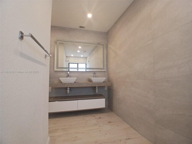 Building Photo - 1070 SW 135th Pl