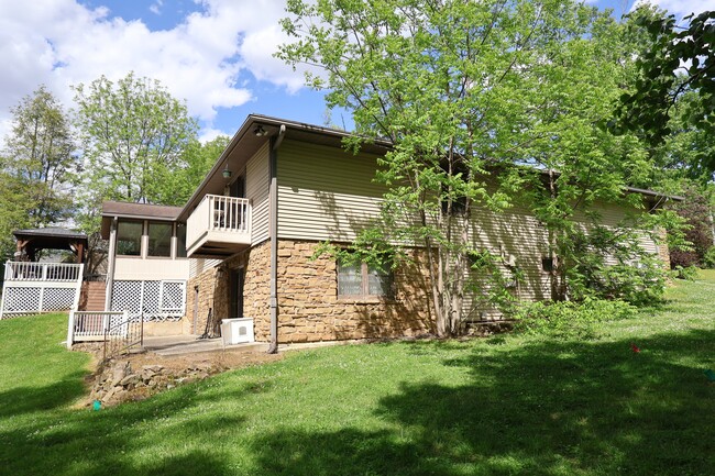Building Photo - 690 Terrace Lake Rd
