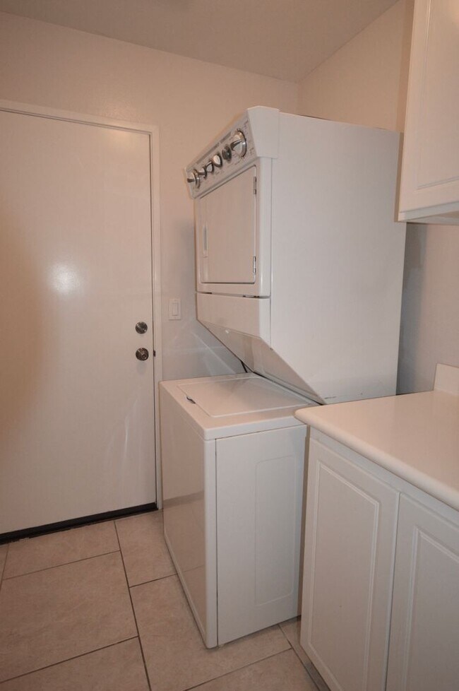 Building Photo - Charming 3-Bedroom Irvine Condo with Attac...