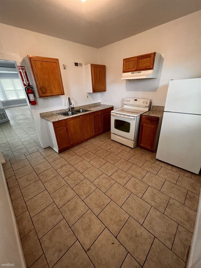 Building Photo - 2 br, 1 bath Duplex - 917 Gladstone St 917...